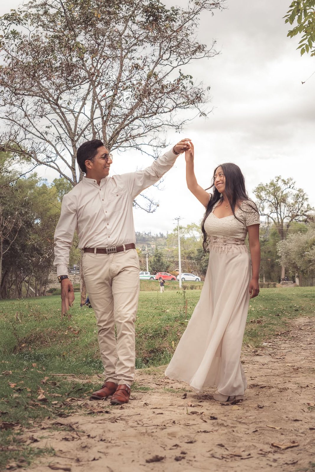 Pareja caminando en un parque