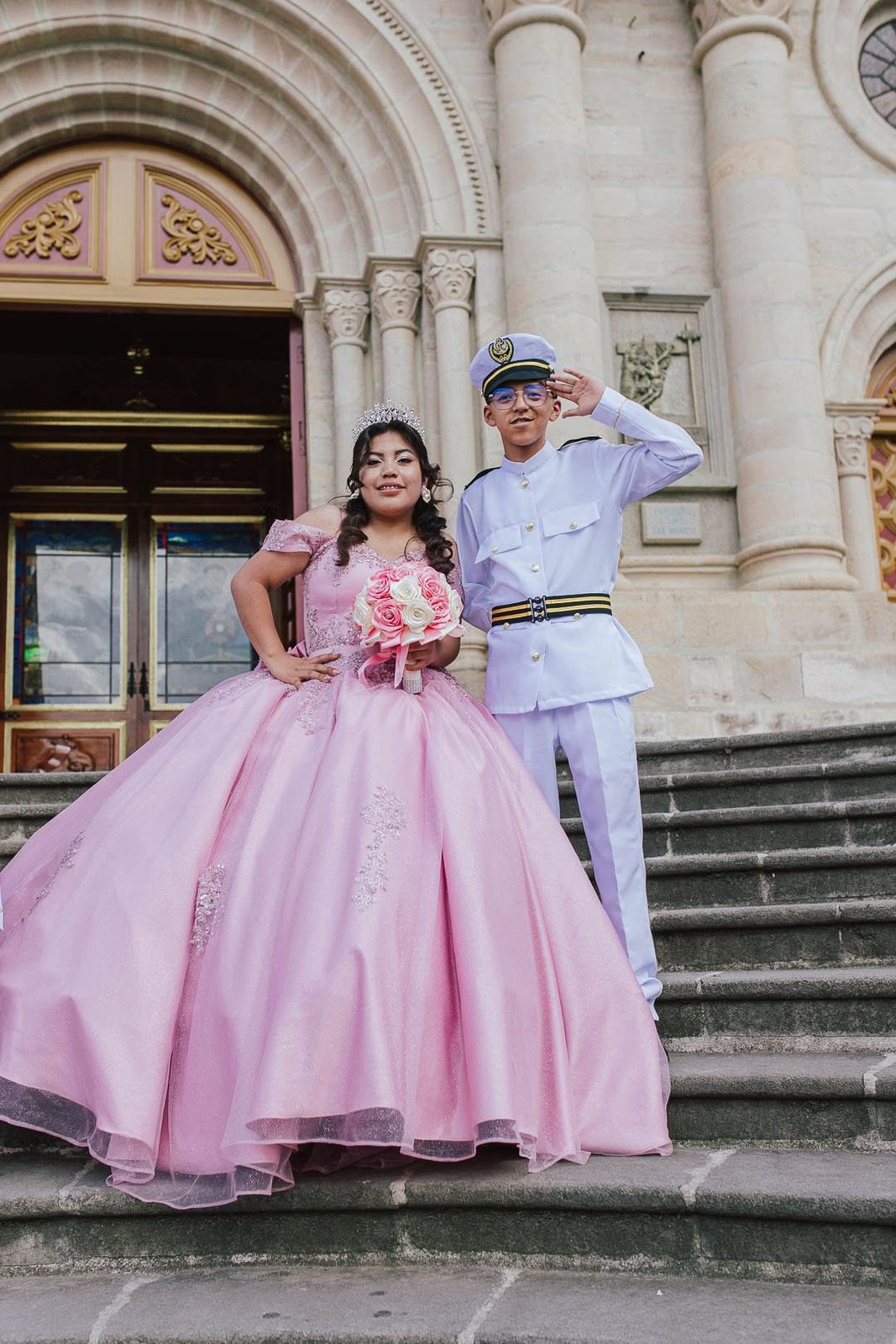 Quinceañera y acompañante en escalinata